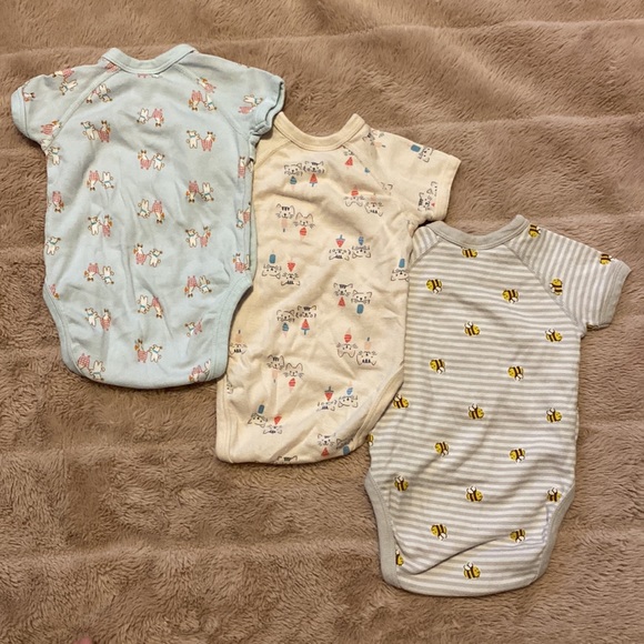 UNIQLO Short Sleeve Onesie Front Opening 3 to 6 Months - Picture 2 of 3